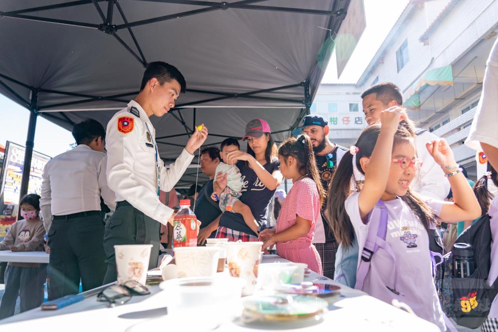 陸軍官校學生設置國防科學體驗攤位。（軍聞社記者林庭暉攝）