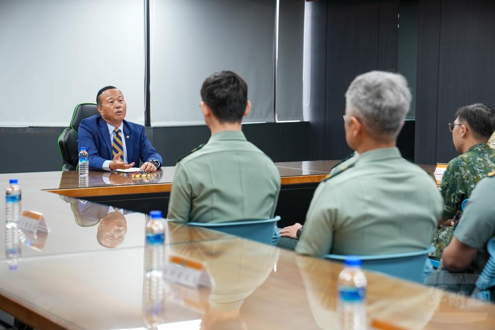 柏副部長慰問文化營區官兵。（軍聞社記者侯凱議攝）
