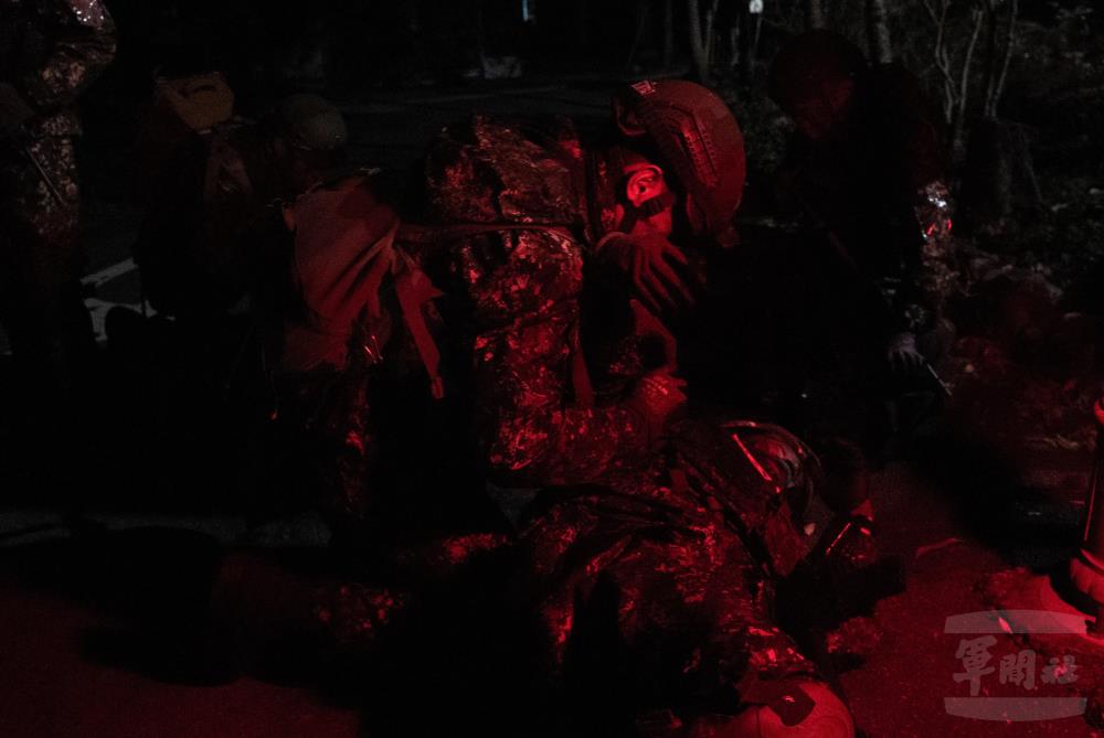 學員施作止血帶。（軍聞社記者李恬恬攝）