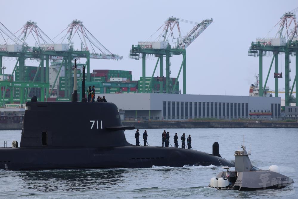 國造潛艦原型艦「海鯤軍艦」（SS-711）23日再次執行海測。（軍聞社記者林澤廷攝）
