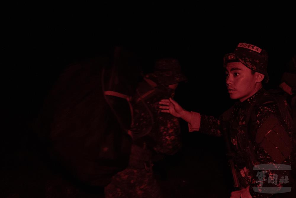 撤離時清點隊伍人數。（軍聞社記者李恬恬攝）