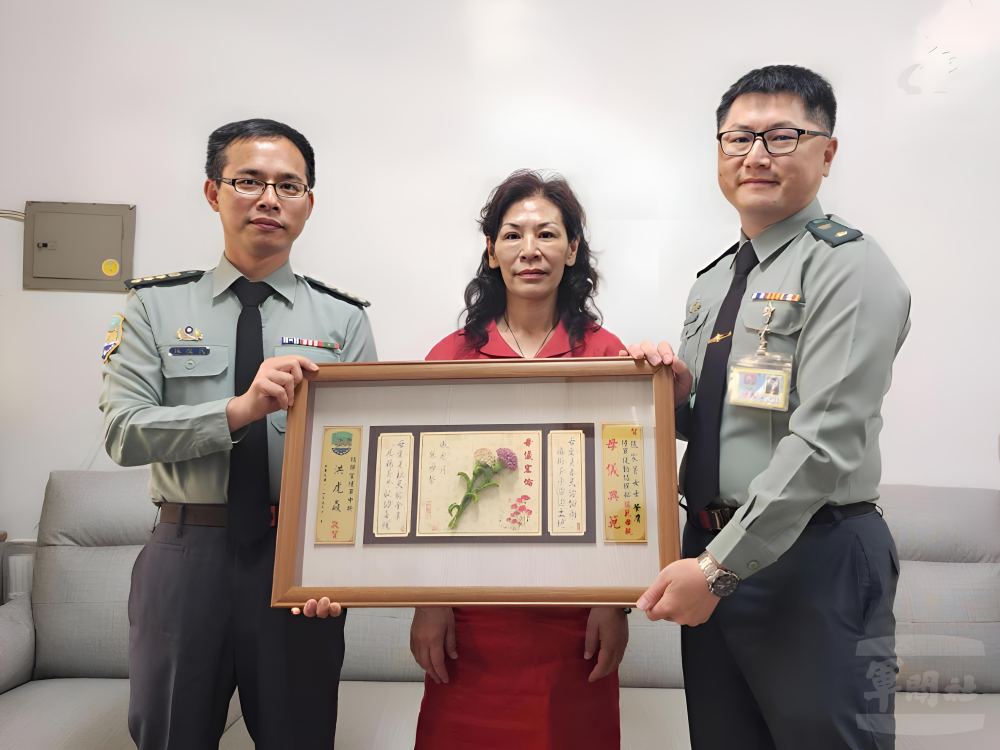廠長林上校赴榮膺陸勤部年度模範母親府邸致贈賀屏。（汽基廠提供）