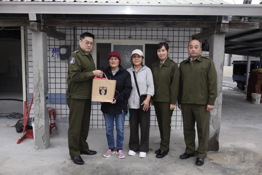 警衛大隊關懷災官兵家屬及社區居民。（憲兵指揮部警衛大隊提供）