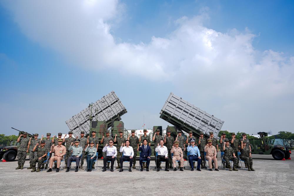 賴總統與海軍海鋒機動中隊官兵合影。（軍聞社記者陳軍均攝）