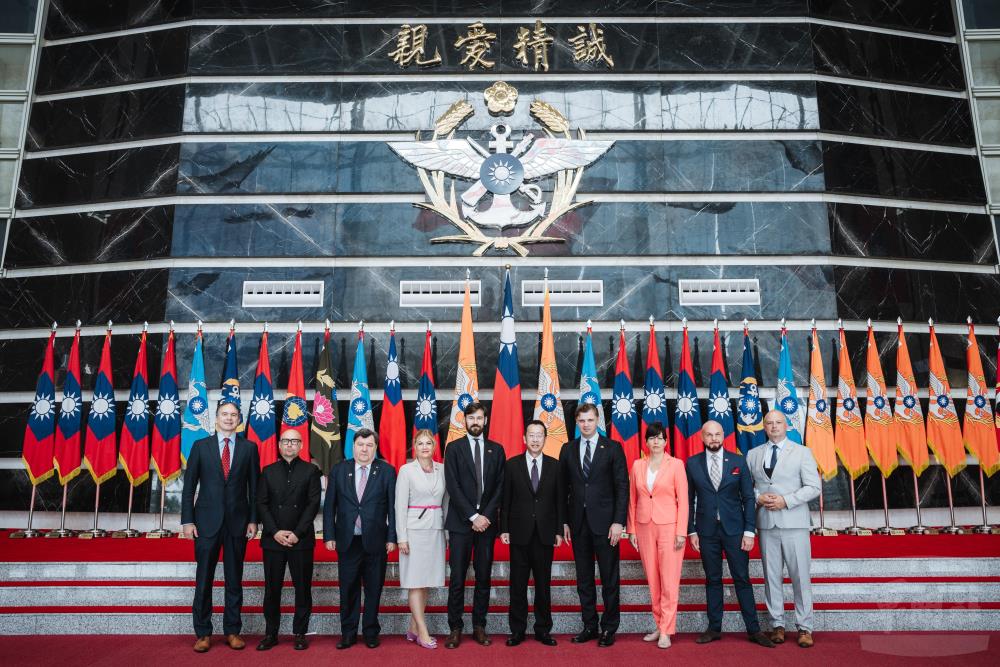 雙方代表合影留念,象徵臺立情誼堅定,共同守護民主價值。(軍聞社記者陳彥樺攝) 雙方代表合影留念,象徵臺立情誼堅定,共同守護民主價值。(軍聞社記者陳彥樺攝)
