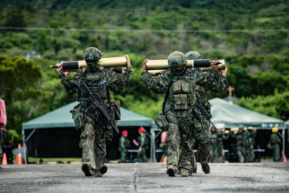 官兵晨間將彈藥搬運上戰車。（軍聞社記者王茗生攝）
