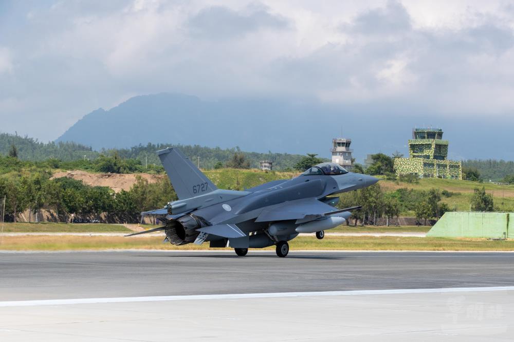 F-16 BLK 70戰機編號6728飛抵臺灣，於志航基地跑道滑行。（軍聞社記者王進福攝）