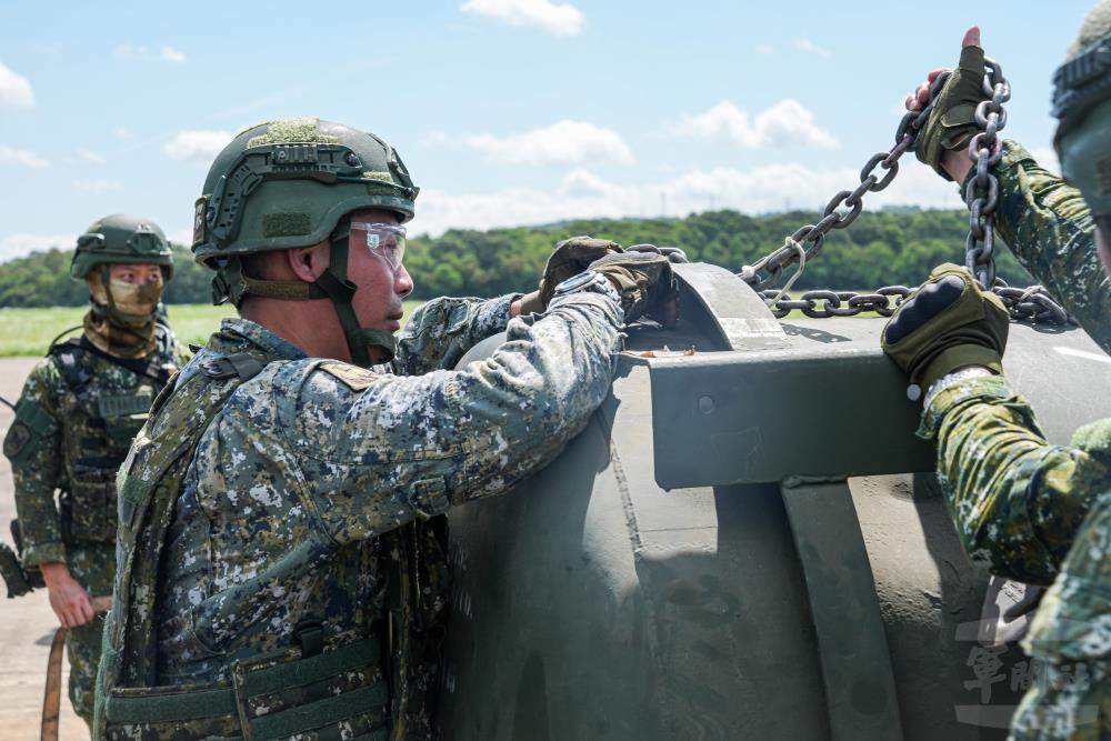 官兵執行M60A3戰車變速箱吊掛固定作業。（軍聞社記者劉哲宇攝）
