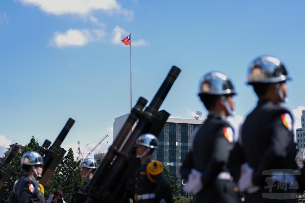 陸軍禮砲連執行軍禮勤務。（軍聞社記者林庭暉攝）