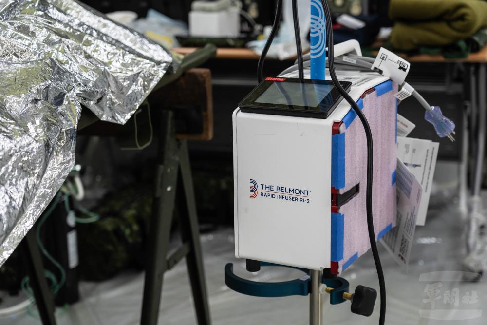 快速加溫輸液裝置用來應對低溫與休克。（軍聞社記者呂尚俞攝）
