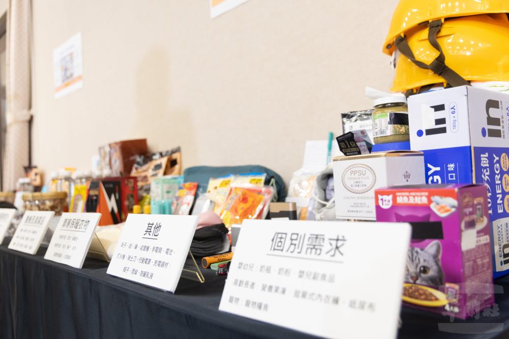 現場展示緊急避難包及居家必需品。（軍聞社記者吳柏融攝）