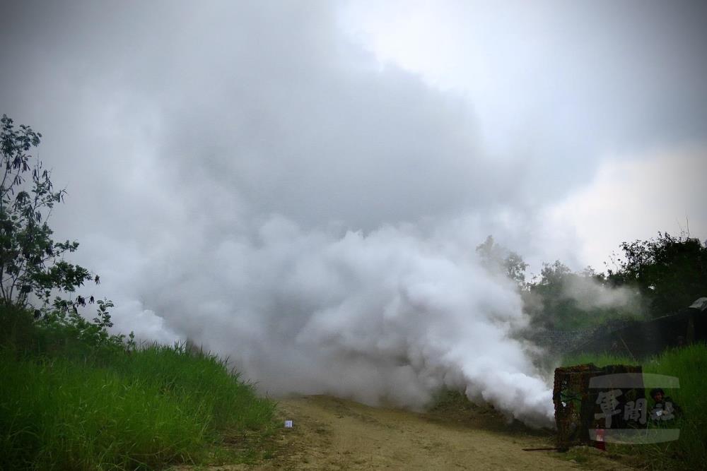 M3A3機械發煙器施放煙幕。（36化學兵群提供）
