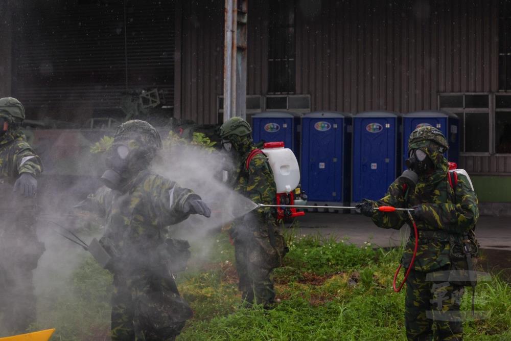 官兵針對偵檢人員進行初步消除作業。（青年日報提供）
