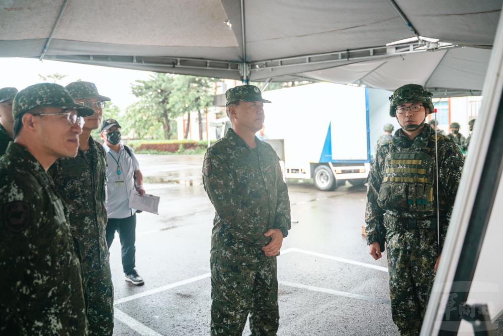 柏副部長聽取單位任務簡報。（軍聞社記者林庭暉攝）