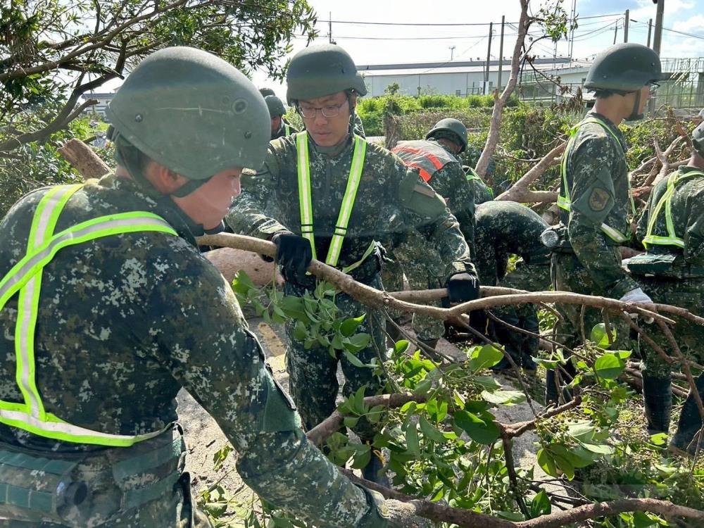 第四作戰區官兵協助後壁區處理倒塌樹木、枯枝。（第四作戰區提供）