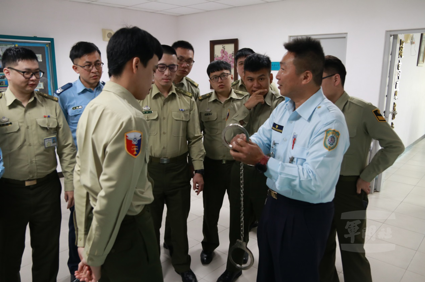專長訓練邀請專業師資，輔以各式器具實作。（南法服提供）