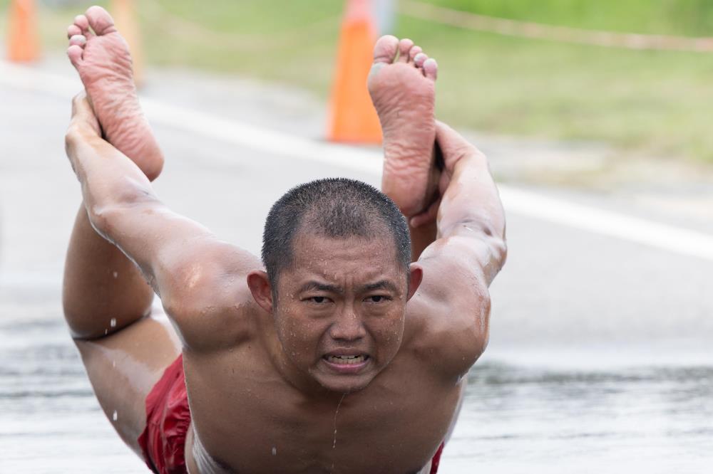 「硬漢路」上，學員接受體能與意志的雙重考驗。（軍聞社記者吳柏融攝）