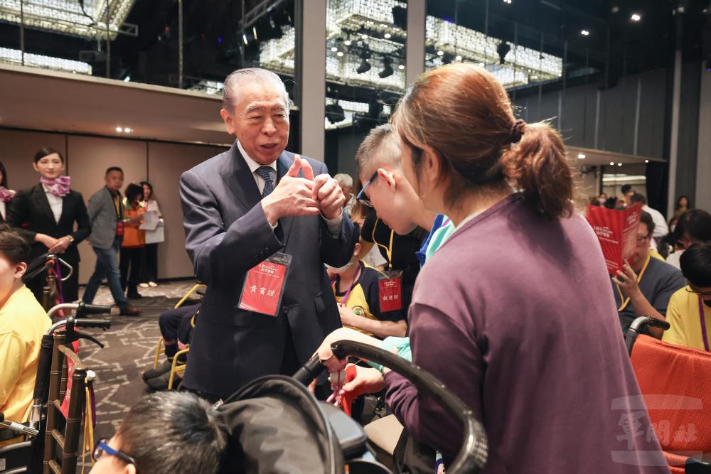 李棟樑頒贈助學金　鼓勵學子安心向學勇敢築夢