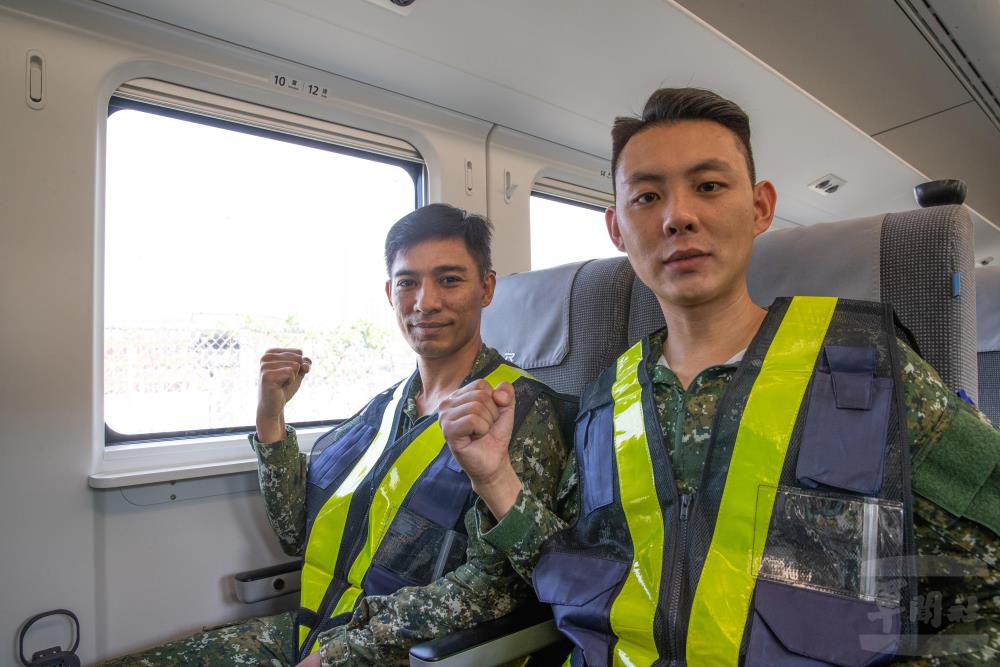 第五作戰區官兵增援災區，為光復家園共同努力。（軍聞社記者卓以立攝）