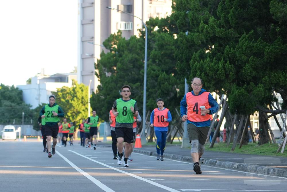 參賽幹部奮勇向前，完成三千公尺徒手跑步。（陸軍司令部提供）