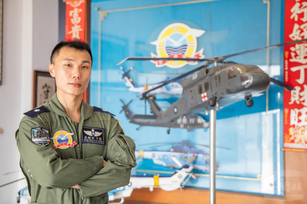 飛行官吳少校對每一次的飛行都會具體掌握相關資料。（軍聞社記者吳柏融攝）