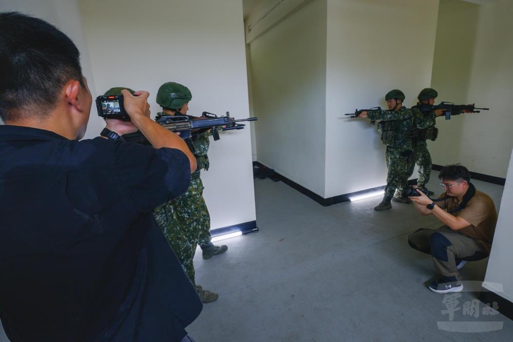 室內空間作戰拍攝現場。（軍聞社記者陳傳奇攝）