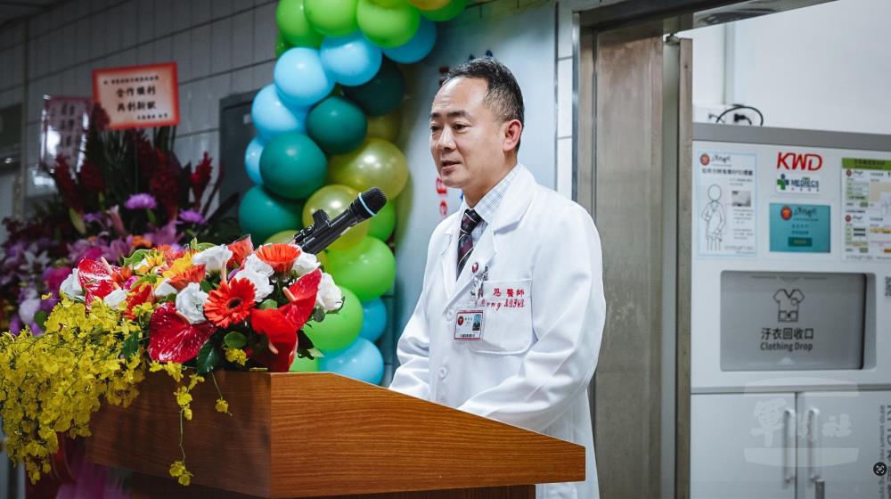 蒙恩副院長致詞，強調提升後勤效率、改善醫護工作環境。（軍聞社記者劉哲宇攝）