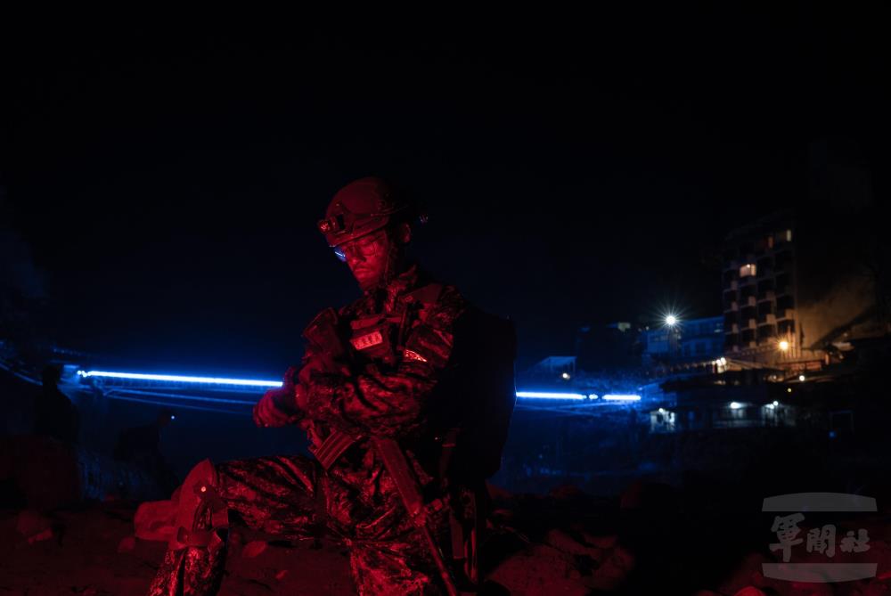 學員上岸後對錶，確認發起襲擊時間。（軍聞社記者李恬恬攝）