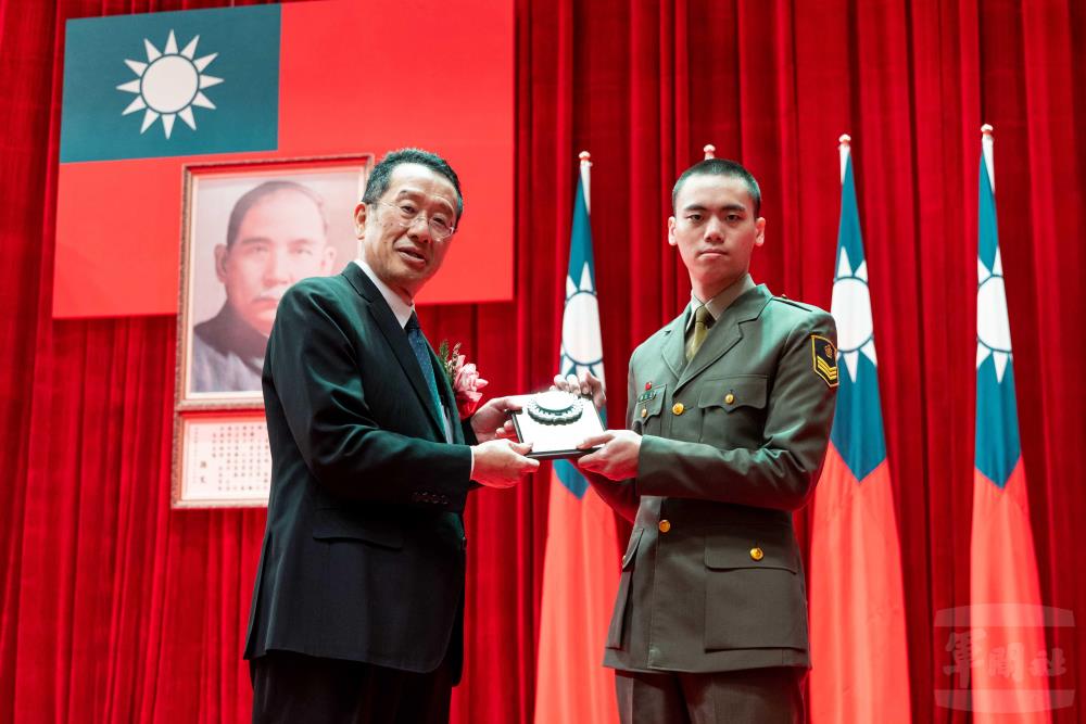 顧部長頒發獎牌表揚績優士兵。（軍聞社記者蔡枋澐攝）