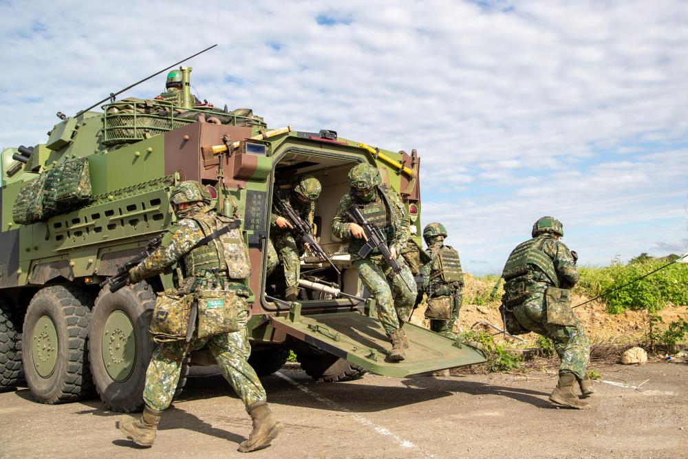 官兵抵達指定地點後下車執行任務。（軍聞社記者王進福攝）