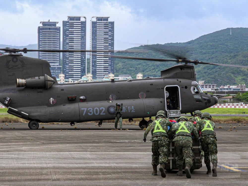 地勤官兵協力進行國旗吊掛作業。（軍聞社記者林恩廷攝）