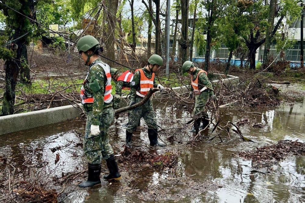 國軍第五作戰區持續派遣兵力支援環境清整任務，期協助地方盡快恢復市容整潔。（第五作戰區提供）