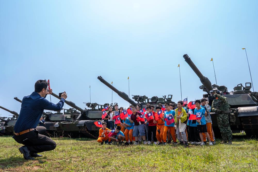 新竹地區學校師生代表與官兵於M1A2T前合影。（軍聞社記者尤昱翔攝）