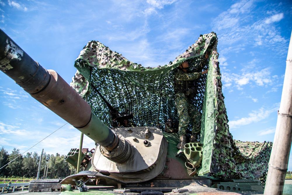 聯兵3營官兵在防禦陣地進行偽裝措施。（軍聞社記者王進福攝）