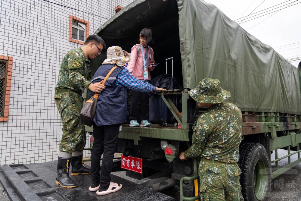 官兵協助居民前往收容所。（軍聞社記者蔡枋澐攝）