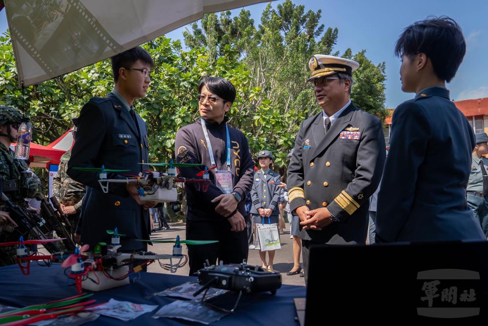 崔院長了解學生無人機社團學習成果。（軍聞社記者尤昱翔攝）