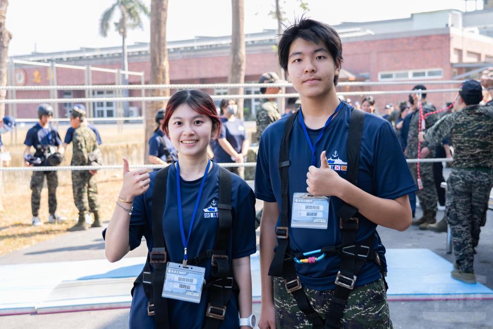 第二次參與海軍勇士體驗營的龔姓姊弟表示，去年參加暑期戰鬥營的豐富體驗，讓她們決定今年再度報名參與。（軍聞社記者林庭暉攝）