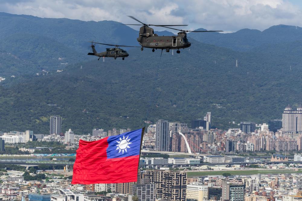 CH-47SD直升機吊掛巨幅國旗。（軍聞社記者吳柏融攝）