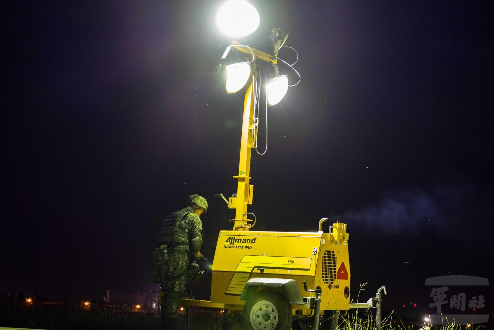 架設夜間照明設備，建立安全作業環境。（軍聞社記者蔡枋澐攝）