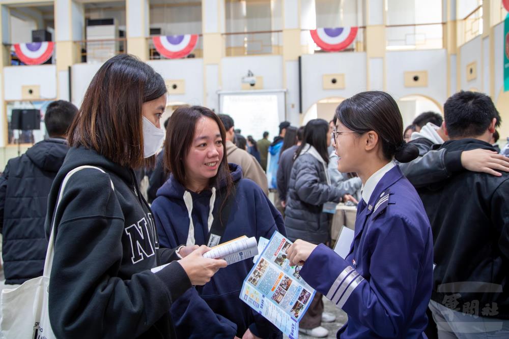 家長呂小姐（左2）與孩子一同了解軍校招生。（軍聞社記者王進福攝）