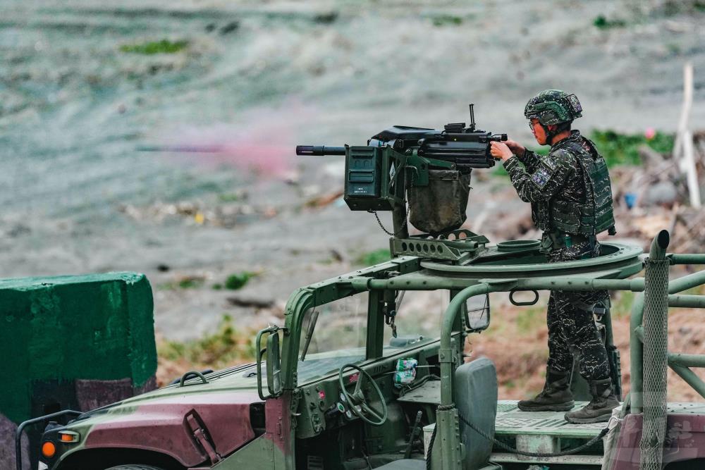 陸戰隊官兵射擊40榴彈槍。（軍聞社記者林庭暉攝）
