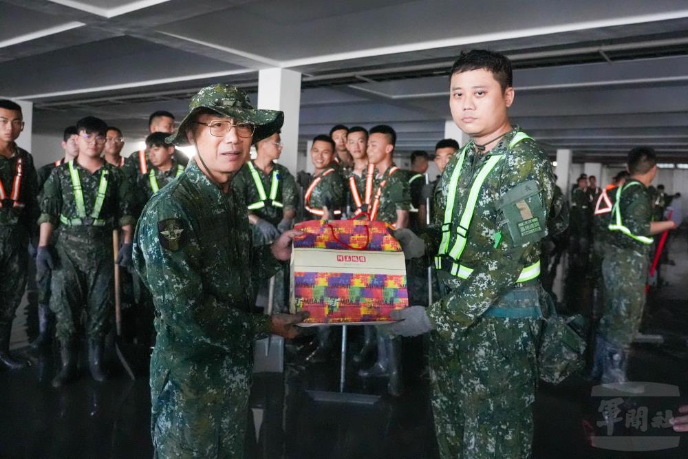 陳副總長致贈應景禮品。（軍聞社記者侯凱議攝）