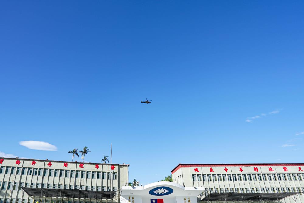 AH-64E攻擊直升機飛越復興崗校區上空。（軍聞社記者尤昱翔攝）