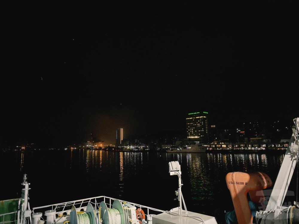 夜間搭乘新臺馬輪從基隆港出發。（軍聞社記者邱奕菖攝）