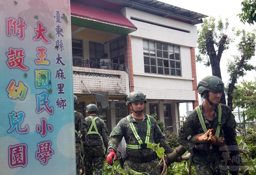 官兵清理倒塌路樹。（軍聞社記者侯凱議攝）