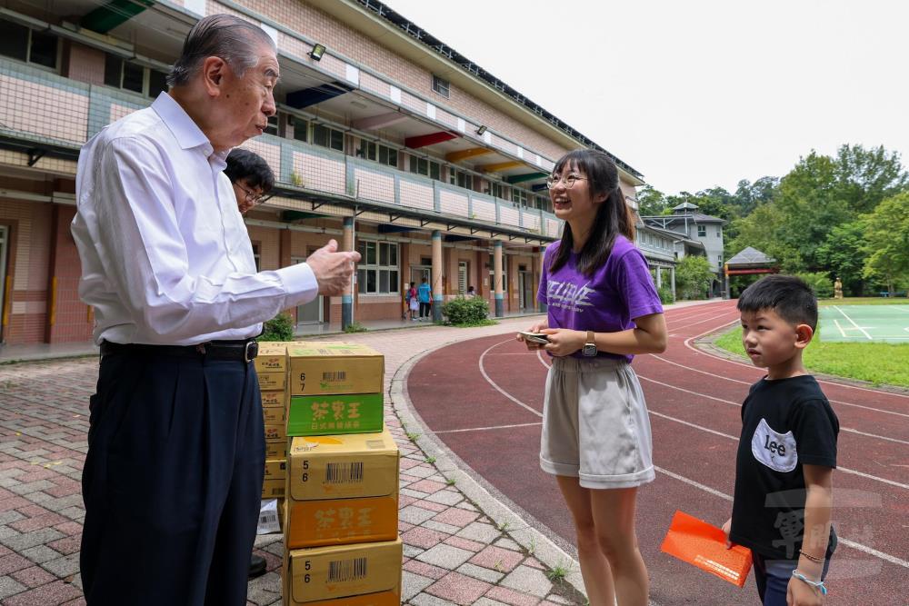 李榮譽理事長慰訪百吉國小　捐䁬資源關懷偏鄉學童