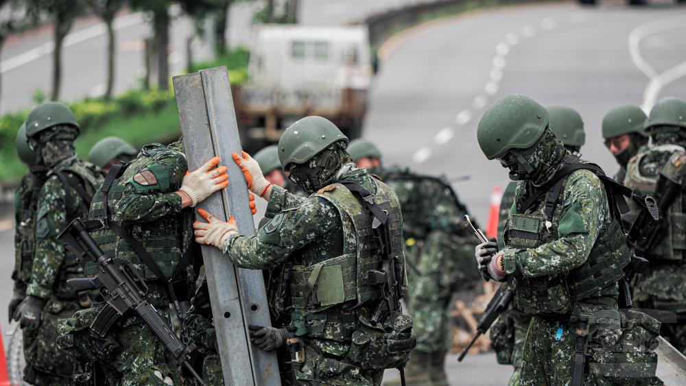 53工兵群採模組化方式架設三道阻絕。（軍聞社記者陳軍均攝）