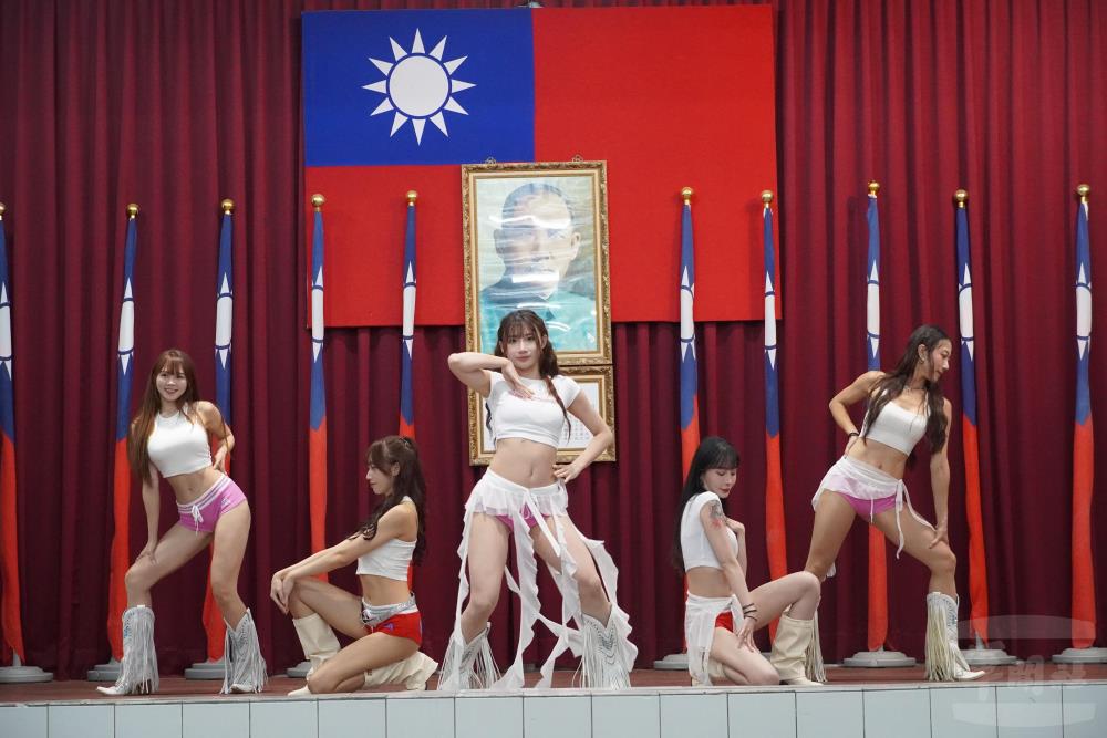 敬軍團特別邀請年輕有活力的啦啦隊帶來熱力舞蹈表演，為官兵加油打氣。（軍友社提供）