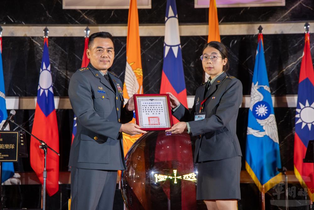 桃園市後備指揮部傅上尉獲「美術類漫畫項」優選獎，由陸軍呂司令頒發證書。（軍聞社記者王進福攝）
