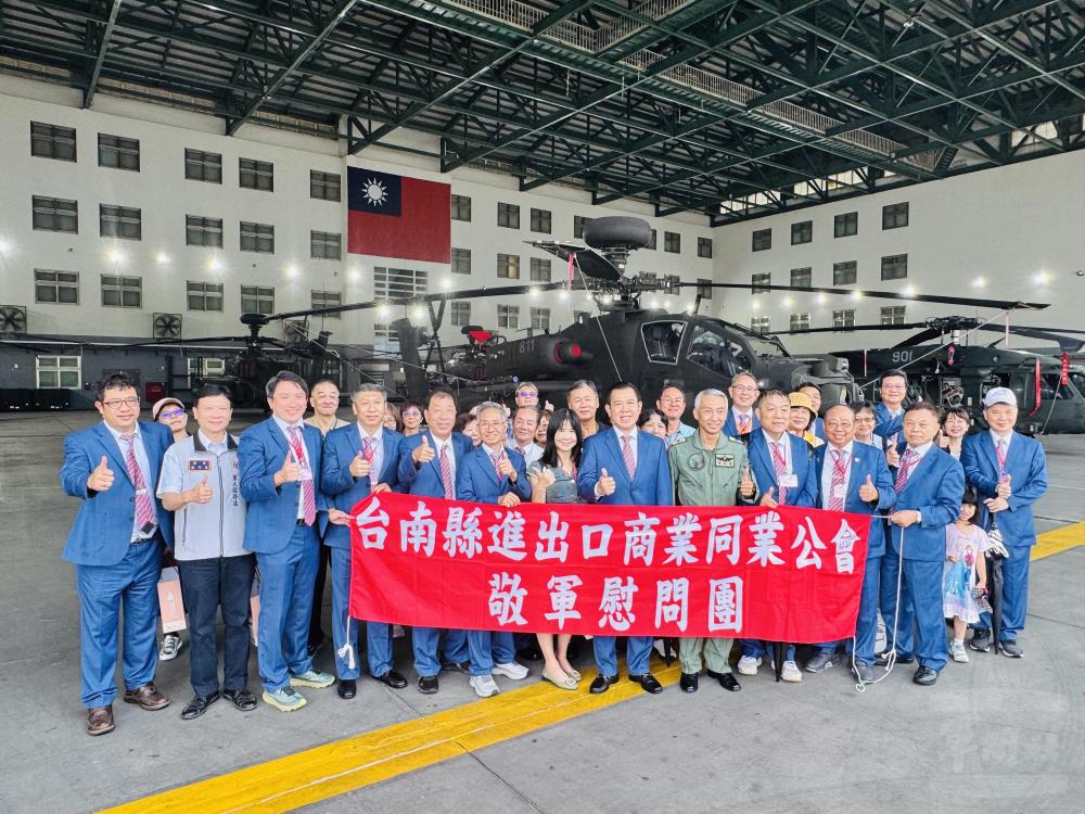 敬軍團一行與陸軍航空第601旅官兵合影留念。（陸軍航空第601旅提供）